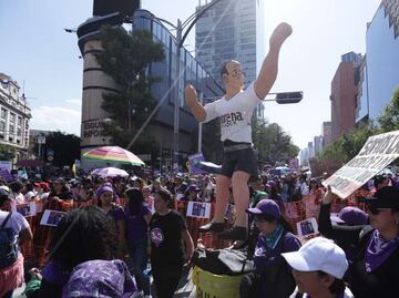 Aparece piñata de Cuauhtémoc Blanco en marcha por 8M; es acusado de intento de violación