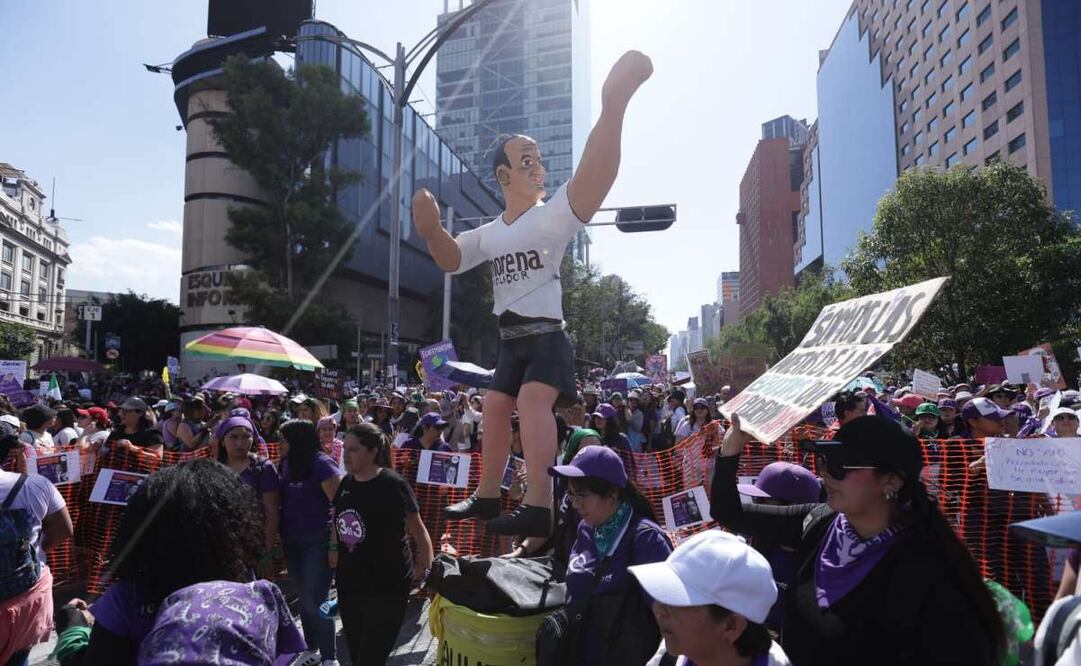 Mujeres llevan piñata de Cuauhtémoc Blanco a marcha por el 8M. Foto: Fernanda Rojas/EL UNIVERSAL