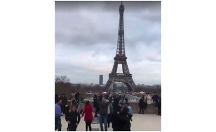 Mexicanos dan vida a la Torre Eiffel al ritmo de "La Chona"