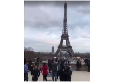 Mexicanos dan vida a la Torre Eiffel al ritmo de "La Chona"