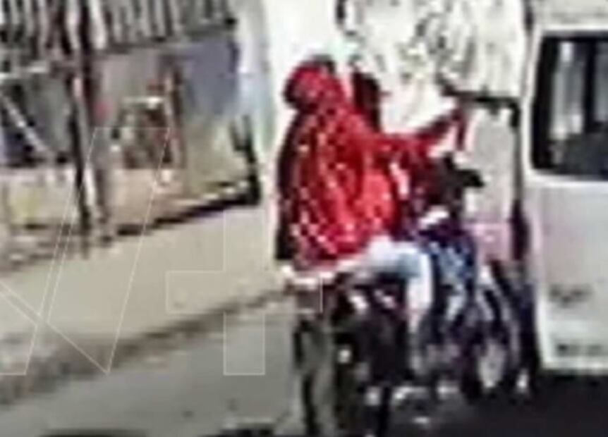 Sujetos en moto se emparejan a combi y abren fuego en contra de pasajeros en Tultepec 