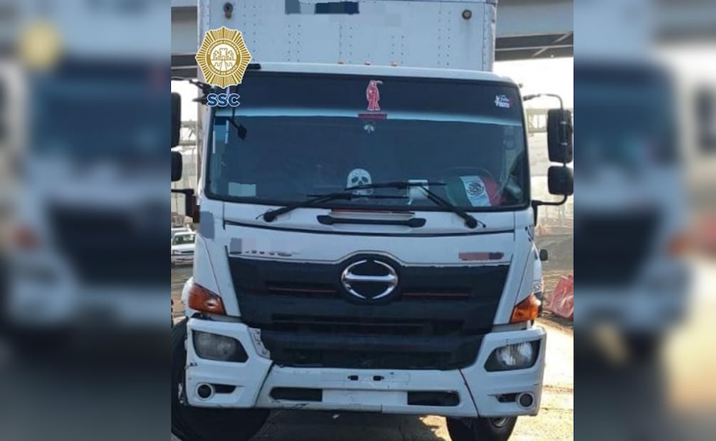 El operador, de 46 años, refirió que cuando circulaba en los carriles centrales, el motociclista intentó rebasarlo pero perdió el control por una lámina que se hallaba en el pavimento, por lo que no alcanzó a frenar y golpeó la caja del tráiler. Foto: Especial.