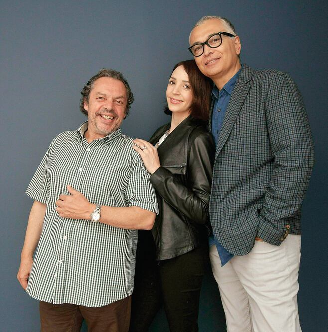 Auscencio, su compañera de reparto Daniela Zavala y el director de Próspero sueña Julieta, Ignacio Flores de La Lama (ALEJANDRO ACOSTA. EL UNIVERSAL)