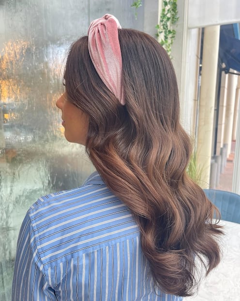 Si quieres llevar el cabello suelto, una diadema es buena opción. Foto: Instagram @carchebeautypalace