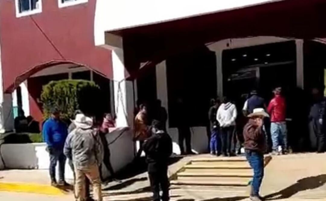 Pobladores de Tlahuiltepa, Hidalgo se manifiestan en la alcaldía en contra de la Presidenta,acusan irregularidades y nepotismo.
Foto: Especial.