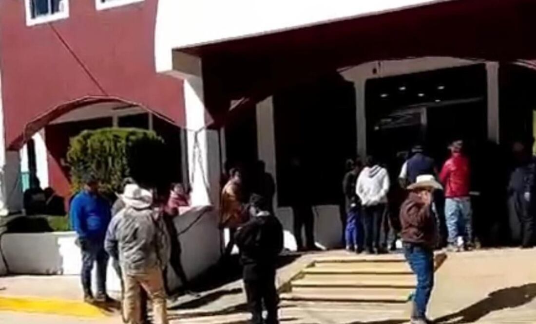 Pobladores de Tlahuiltepa, Hidalgo se manifiestan en la alcaldía en contra de la Presidenta,acusan irregularidades y nepotismo.
Foto: Especial.