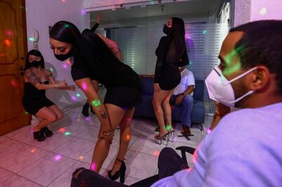 “Nos quitamos todo, menos el cubrebocas”; cuando llevan el table a tu casa