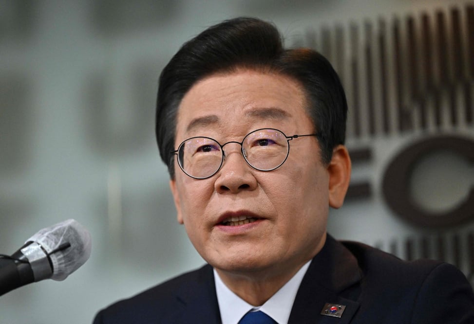 El líder del Partido Demócrata, el principal partido opositor de Corea del Sur, Lee Jae-myung, habla durante una conferencia de prensa en Seúl el 11 de abril de 2023. Foto: AFP