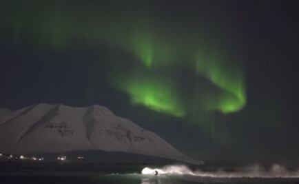 El hombre que surfea bajo la aurora boreal