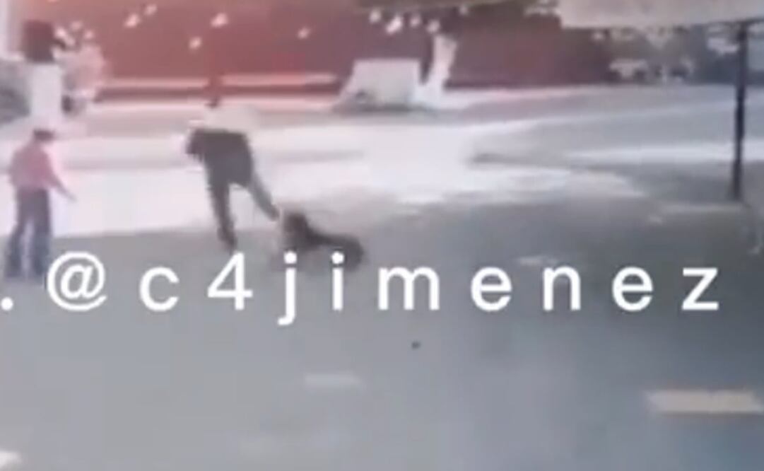 Un hombre con sombrero ahorca y patea en repetidas ocasiones al cachorro. Foto: Tomada de video