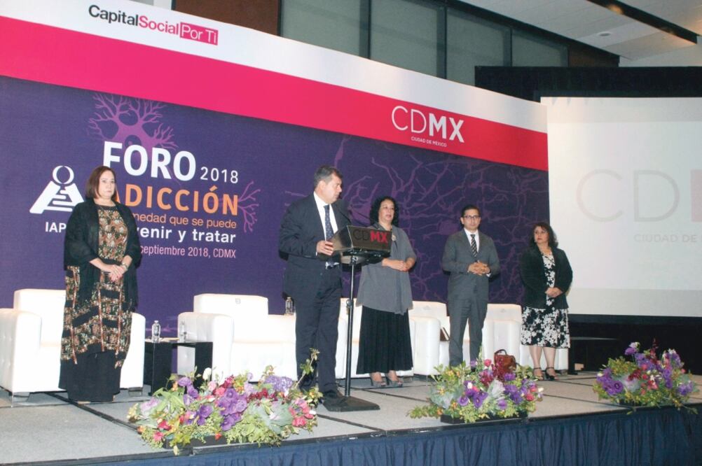 El jefe de Gobierno, José Ramón Amieva (centro), durante el foro Adicción, enfermedad que se puede prevenir. (ESPECIAL)