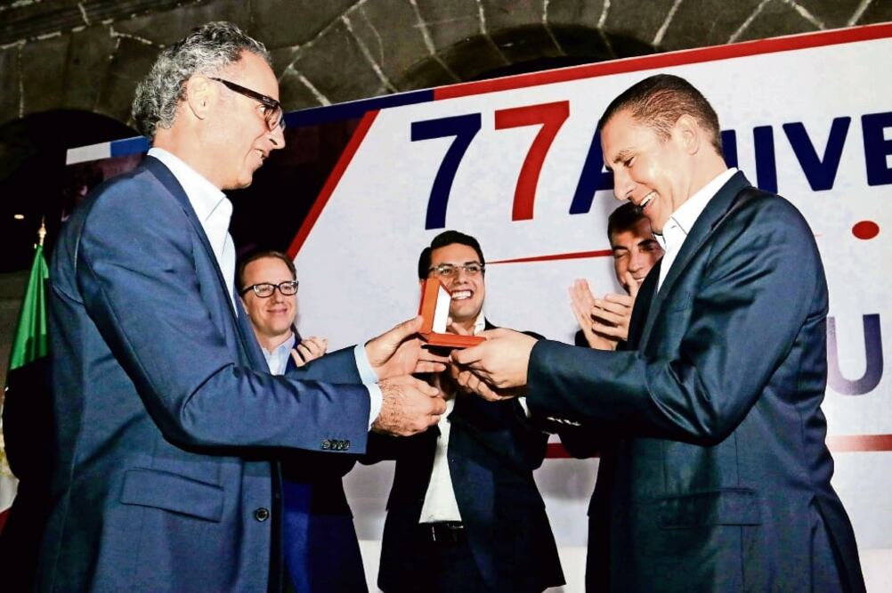 Durante la celebración, simpatizantes y dirigentes del blanquiazul atesti g u a ro n la entrega de un reconocimiento al gobernador Rafael Moreno Valle (ARCHIVO EL UNIVERSAL)