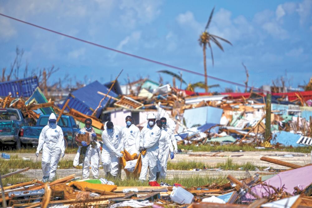 Equipos de rescate trasladan a un cuerpo que hallaron en una zona devastada por Dorian en Marsh Harbour, en Gran Ábaco. Foto: LOREN ELLIOTT. REUTERS
