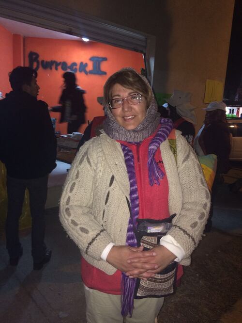 Para soportar el frío Sandra lleva cinco suéteres, doble tobillera, y pantalones térmicos; arribó al lugar junto con su familia hace más de 5 horas (ASTRID RIVERA)