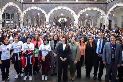 Gobernadora de Aguascalientes pone en marcha el programa "Tecnolochicas" 