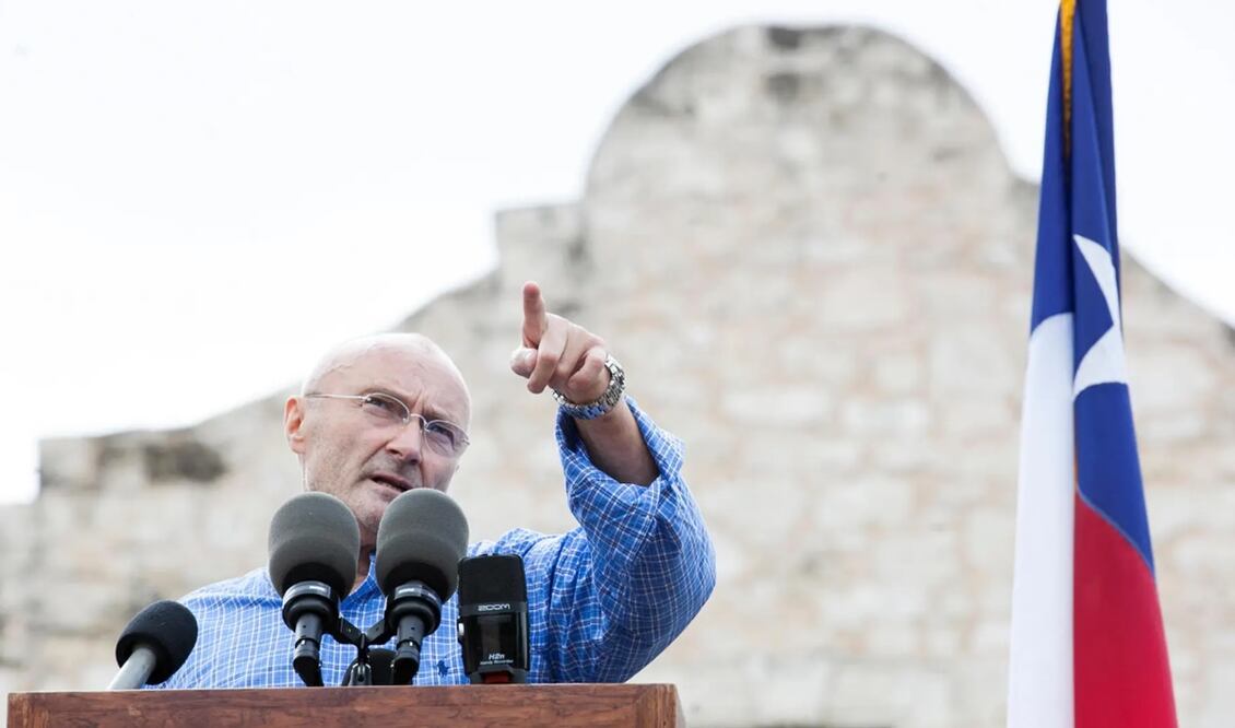 Phil Collins hablando sobre el sitio de El Álamo en 2014. Foto: San Antonio Express-News