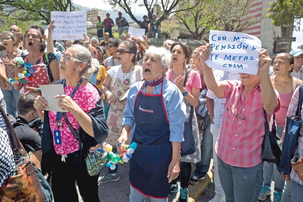 Un grupo de adultos mayores protestaron ayer en Caracas contra los cambios que quiere imponer el gobierno para el pago de sus pensiones (MIGUEL GUTIÉRREZ. EFE)