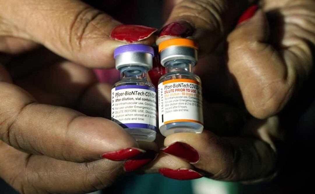 Una enfermera sostiene un frasco de la vacuna de Pfizer contra el Covid-19 para niños de 5 a 11 años y un frasco de la vacuna para adultos. Foto: AP