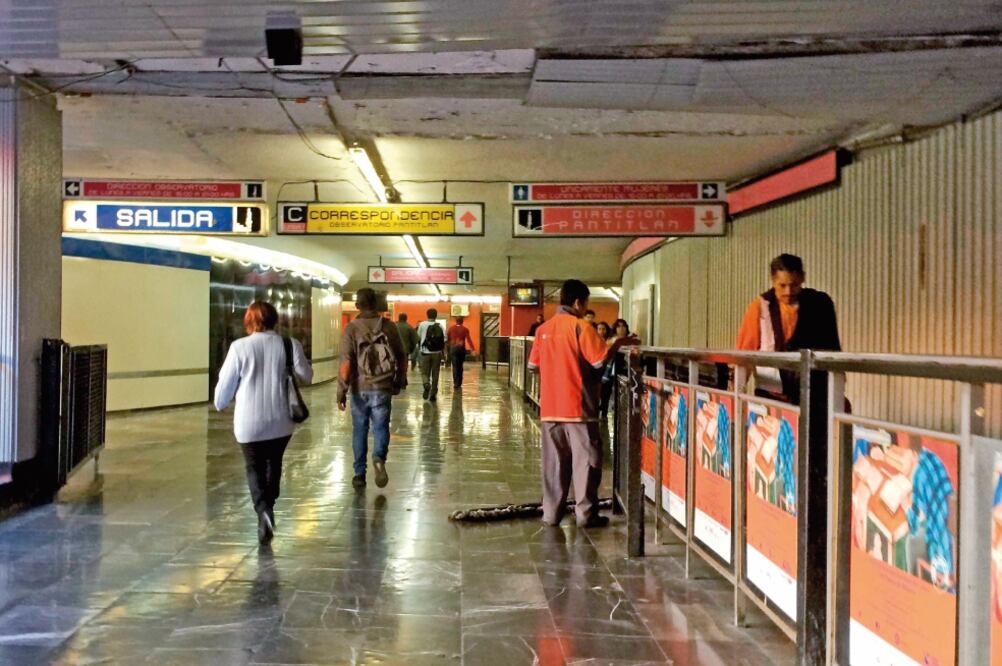Mejoran instalaciones. En la estacione Pantitlán de la Línea 1, el STC sustituirá torniquetes, sistema de iluminación y restituirá acabados (ARCHIVO EL UNIVERSAL)