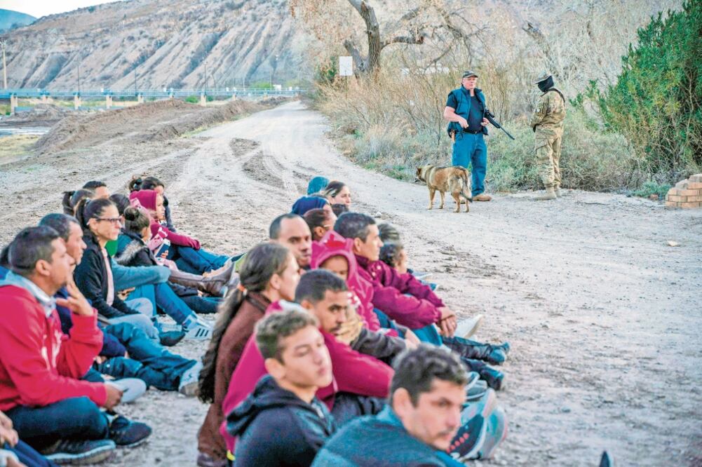 Brasileños atrapados por autoridades en EU esperan su traslado, en Nuevo México. Foto: PAUL RATJE. AFP