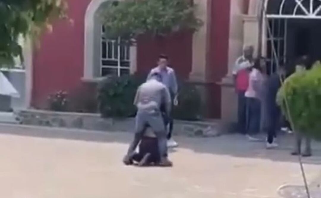 A través de redes sociales circula un video donde en frente de la presidencia dos trabajadores de ese lugar, golpean y patean a un repartidor. Foto: especial