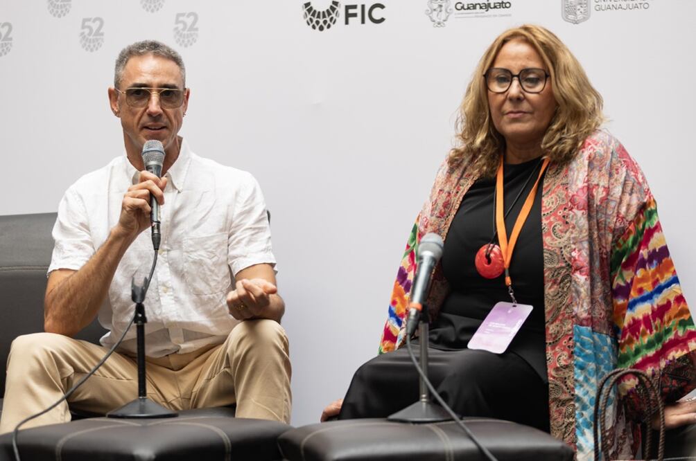 En rueda de prensa, Asier Uriagereka, del equipo artístico de Les Ballets de Monte Carlo, y Lucía Beviá, productora y empresaria de giras latinoamericanas.
Foto: EL UNIVERSAL / Hugo Salvador