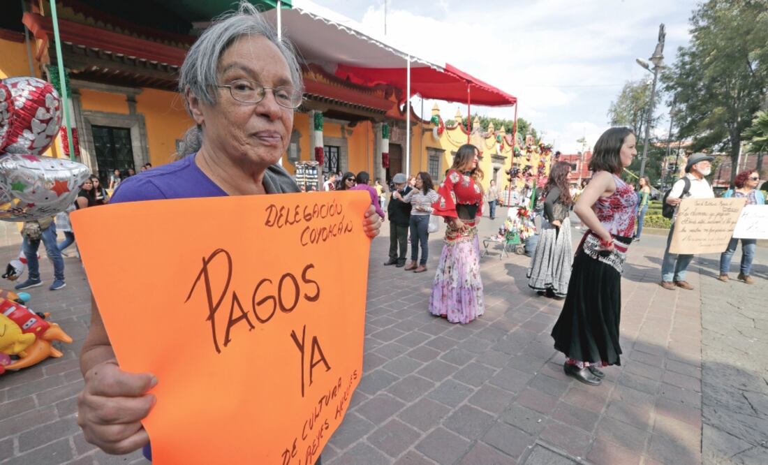La tarde de ayer, profesores de albercas, casas de cultura y hasta alumnos se sumaron a la manifestación porque los instructores no han recibido su cheque. (LUIS CORTÉS. EL UNIVERSAL)
