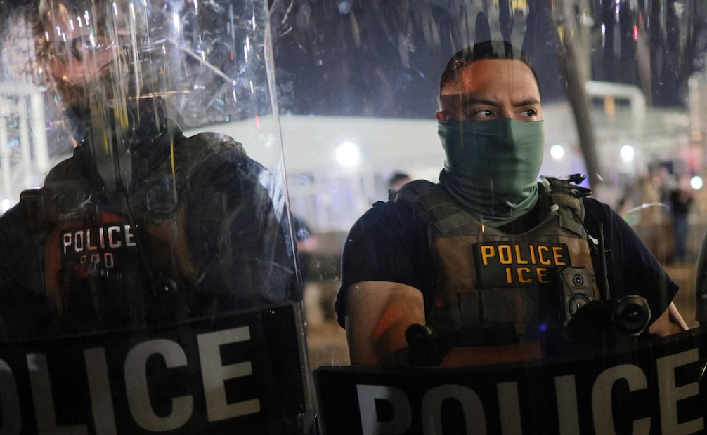 Agentes migratorios durante una protesta frente al centro de detención Delaney Hall, en Nueva Jersey. Foto: AFP