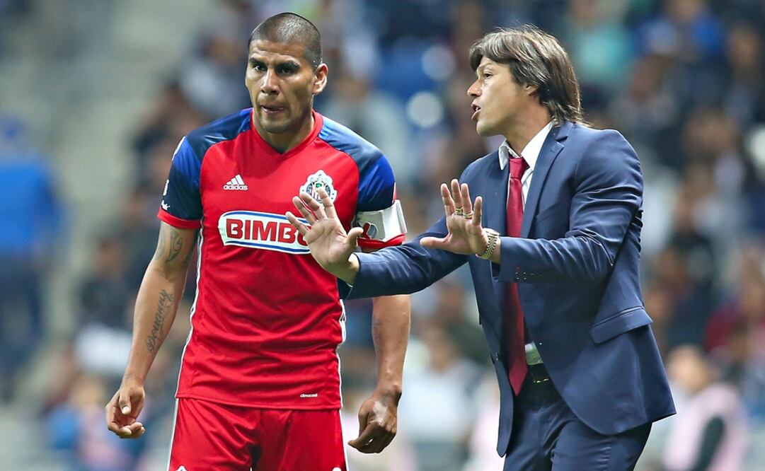 Matías Almeyda y Carlos Salcido durante un juego de la Liga MX.  FOTO/IMAGO7