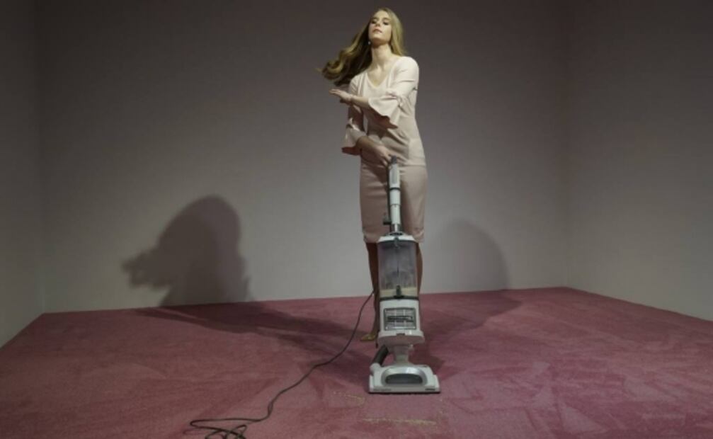 Exposición en Washington presenta a Ivanka Trump aspirando migajas de pan