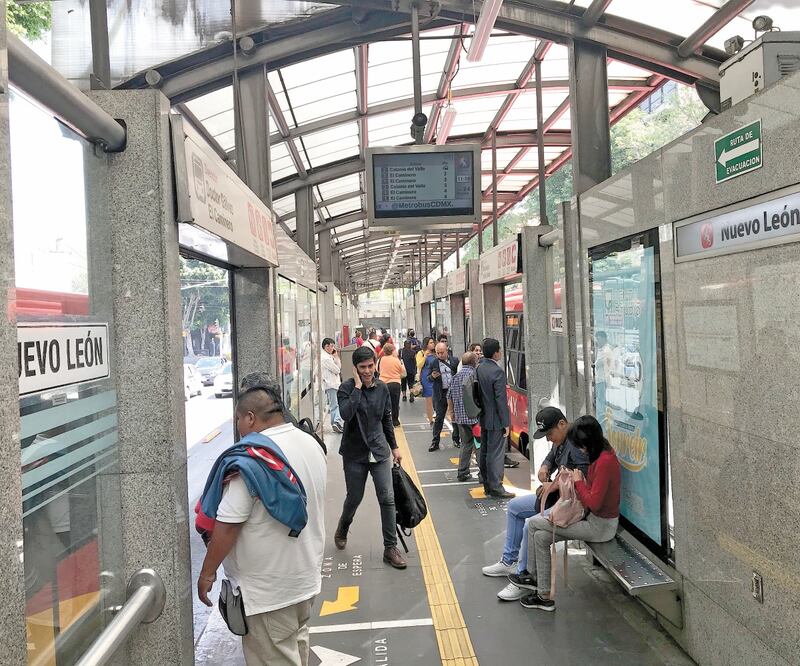 En un recorrido se constató que los usuarios, a pesar de que bajó el numero de pasajeros, no sigue las pautas de salubridad recomendadas por la pandemia de coronavirus (Covid-19). Foto: EDUARDO HERNÁNDEZ. EL UNIVERSAL