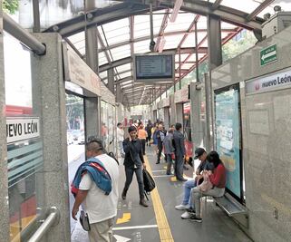 Olvidan la sana distancia en el transporte público