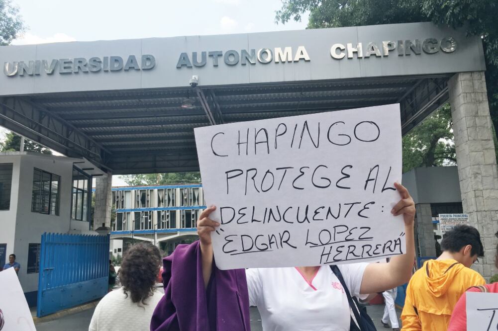 Familiares y amigos de Daniel y Miriam, los afectados del choque, exigieron a la institución educativa que se haga responsable por el accidente que provocó el ahora ex director académico. (EMILIO FERNÁNDEZ. EL UNIVERSAL)