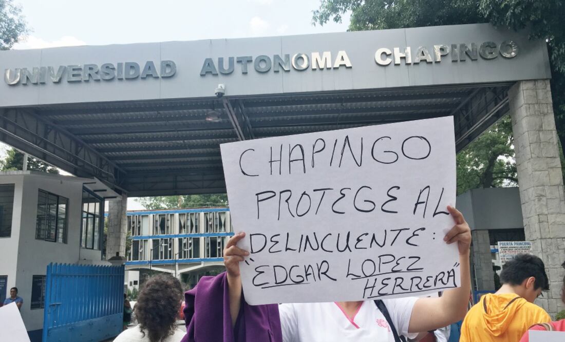 Familiares y amigos de Daniel y Miriam, los afectados del choque, exigieron a la institución educativa que se haga responsable por el accidente que provocó el ahora ex director académico. (EMILIO FERNÁNDEZ. EL UNIVERSAL)