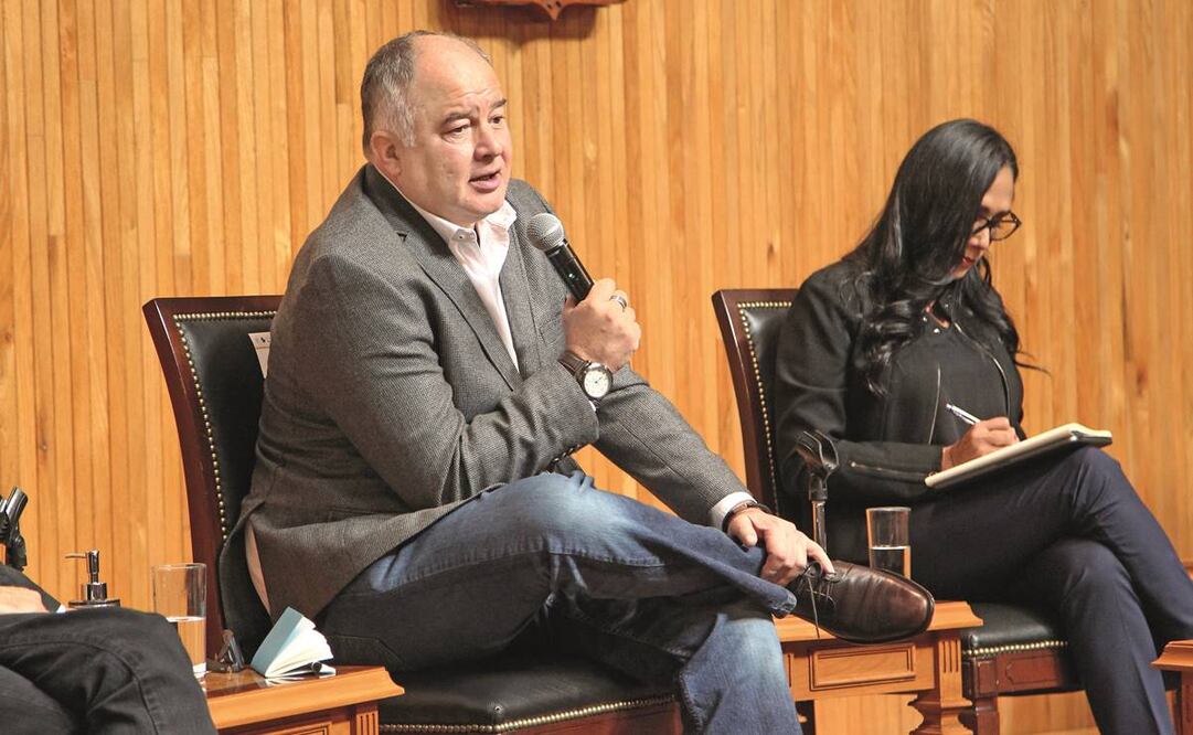 Héctor de Mauleón dijo que los periodistas son acechados por el crimen organizado o por el poder. Foto: Especial.