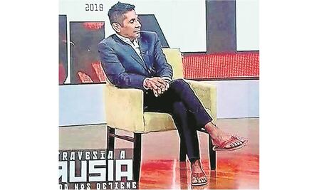 Jorge Campos se luce en traje y chanclas