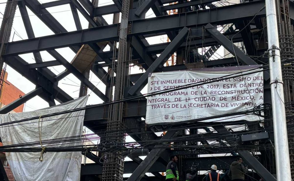 Estructura caída se puede observar desde a fuera de la construcción (09/12/2025). Foto: Juan Carlos Williams / EL UNIVERSAL