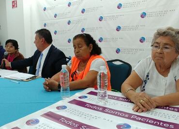 Piden justicia adultos mayores que perdieron la vista tras operación