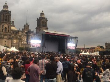 Entre banderas del Che y mercancía de AMLO, cientos esperan concierto de Silvio Rodríguez