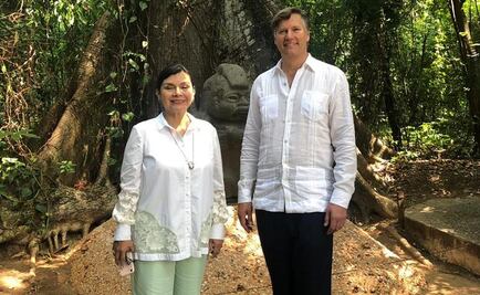 Embajador Landau visita Museo de La Venta y toca la marimba