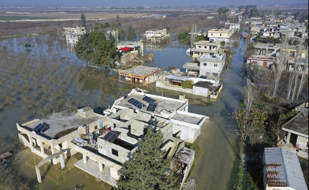 Vista aérea de la aldea de al-Tlul inundada después de que un devastador terremoto destruyó la presa de un río en la ciudad de Salqeen, cerca de la frontera turca, provincia de Idlib, Siria. FOTO: AP