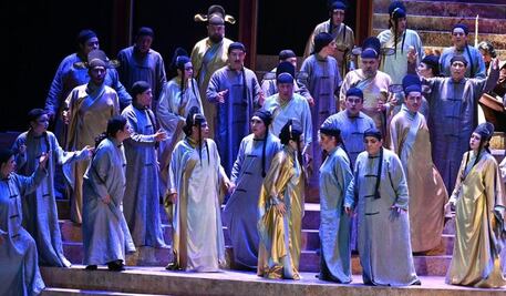 Entre el “himno” y "Turandot"…