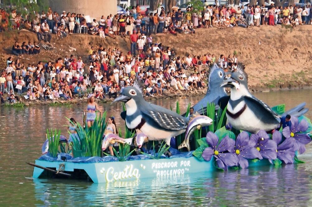 Antes de que las viviendas quedaran anegadas hace una década, las familias podían disfrutar de la vista del río Grijalva, donde se realizaba el tradicional desfile de barcos alegóricos (FOTOS: LUMA LÓPEZ)