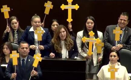 Con cruces amarillas, diputada del PRI reclama tratamientos a niños con cáncer