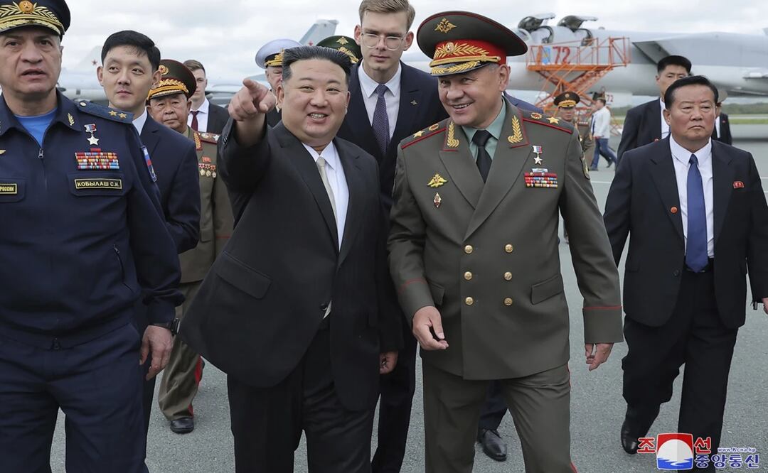 Kim Jong Un con el ministro ruso de Defensa, Sergei Shoigu, en el centro a la derecha, visitan un aeropuerto para ver aeronaves militares cerca de la ciudad portuaria de Vladivostok. Foto: AP