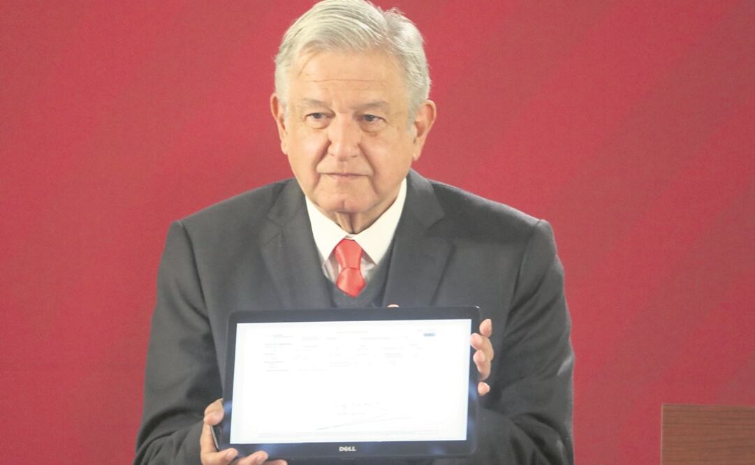 El presidente Andrés Manuel López Obrador se afilió al ISSSTE como trabajador, en plena conferencia matutina. Foto: ARIEL OJEDA. EL UNIVERSAL