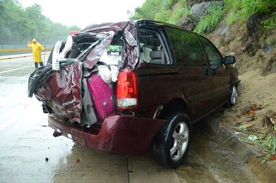 Sale ileso rector de la UAGro de accidente en Autopista del Sol