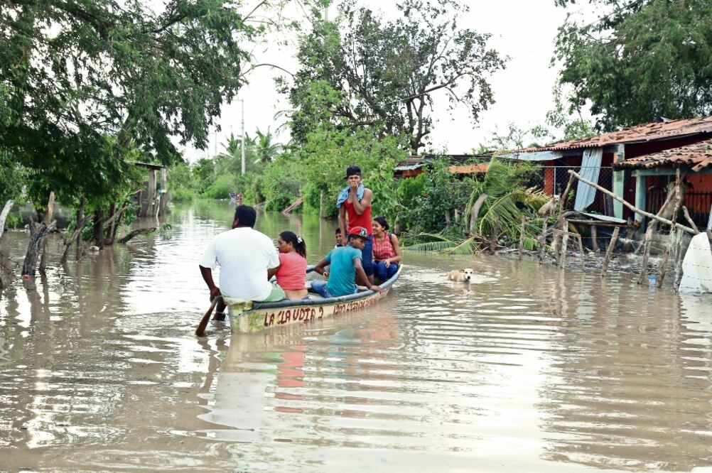 Unas 400 viviendas quedaron inundadas, por lo que los habitantes se transportan en lanchas que regularmente ocupan para dar paseos a los turistas; el nivel del agua alcanzó hasta un metro en algunas localidades. (FOTOS: SALVADOR CISNEROS)
