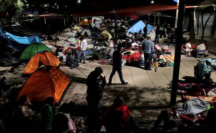 Se va la CNTE; llegan campesinos a monumento