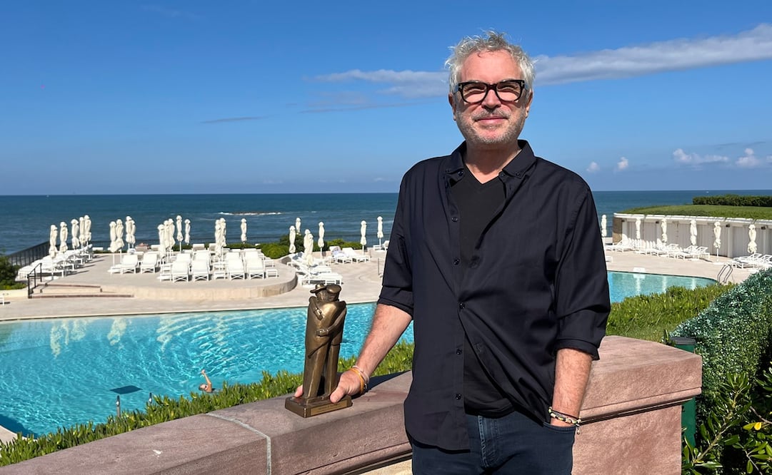 El director mexicano Alfonso Cuarón posa con el 'Abrazo de Honor' del Festival de Cine Latinoamericano de Biarritz. EFE/ Helena Sánchez